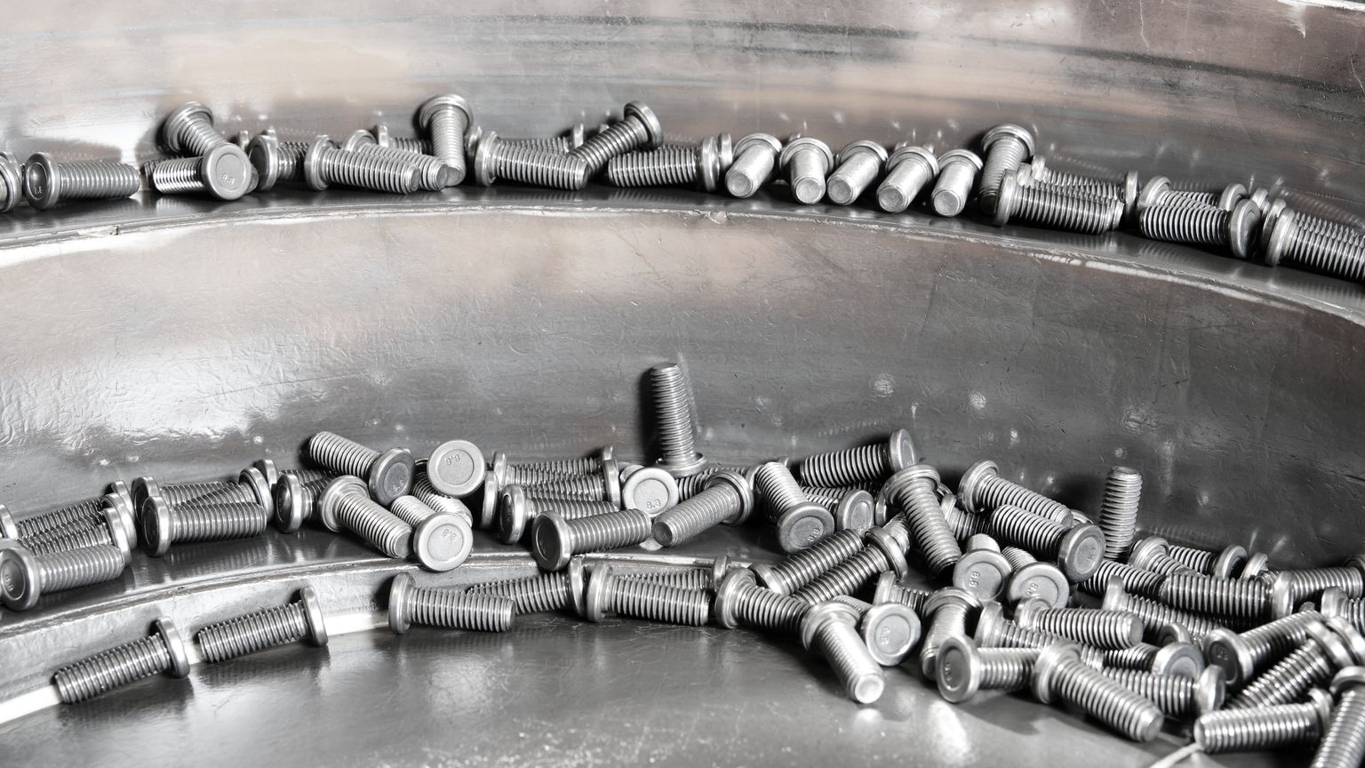 Eine Trommel mit Schweißschrauben